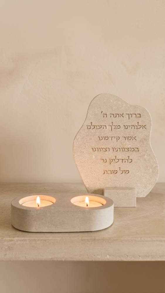 מעמד ברכת הדלקת נרות עם שני פמוטים דולקים